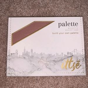 Magnetic eyeshadow palette with 4 colors